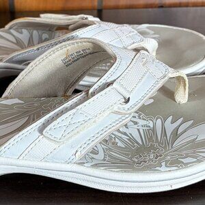 Clarks Breeze Sea Flip Flops/Thong Sandals White Floral Pattern Sz 9M - EUC